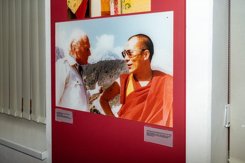 Heinrich Harrer con il Dalai Lama. Foto @ wikimedia commons