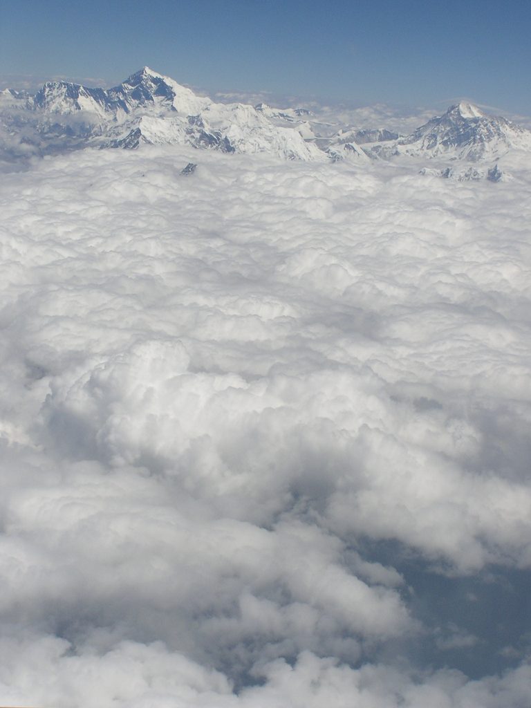 Il Makalu sbuca dalle nuvole. Foto wikimedia commons