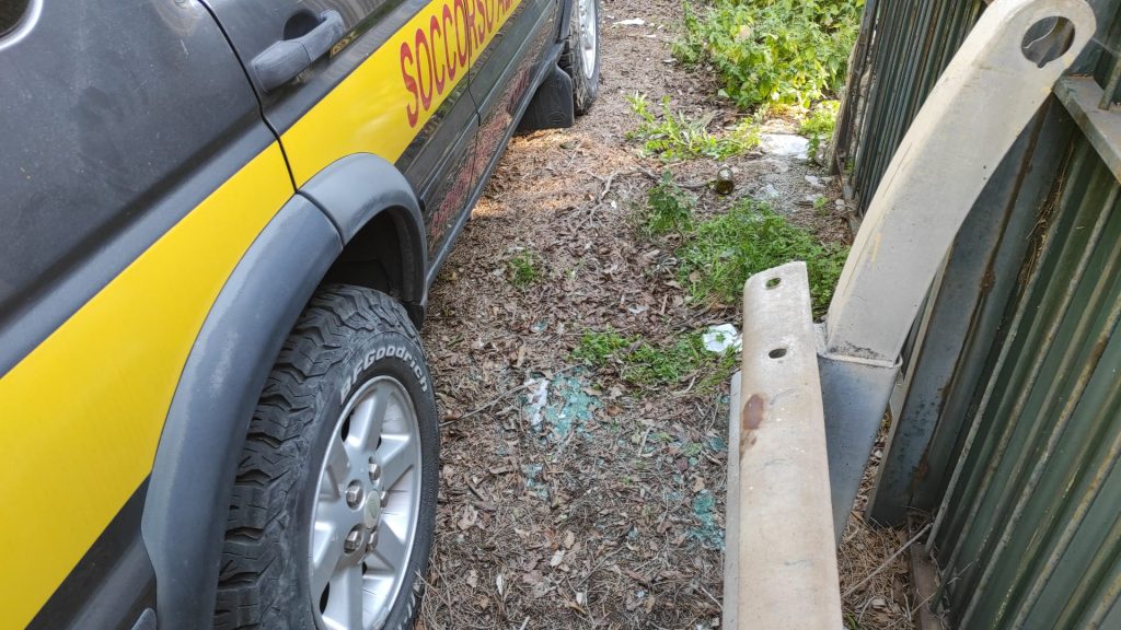 Uno dei mezzi del Soccorso oggetto del raid