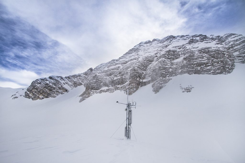 La stazione meteorologica del Monte Canin, Alpi Giulie, con 5 metri di neve al suolo - Foto CNR