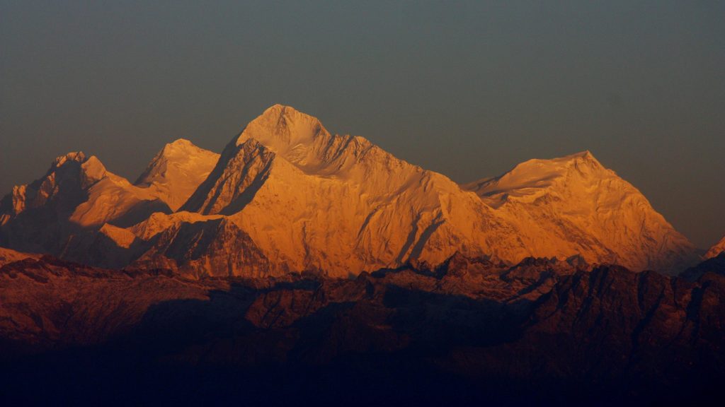 Lhotse, Everest, Makalu e Chomolonzo al tramonto. Foto wikimedia commons