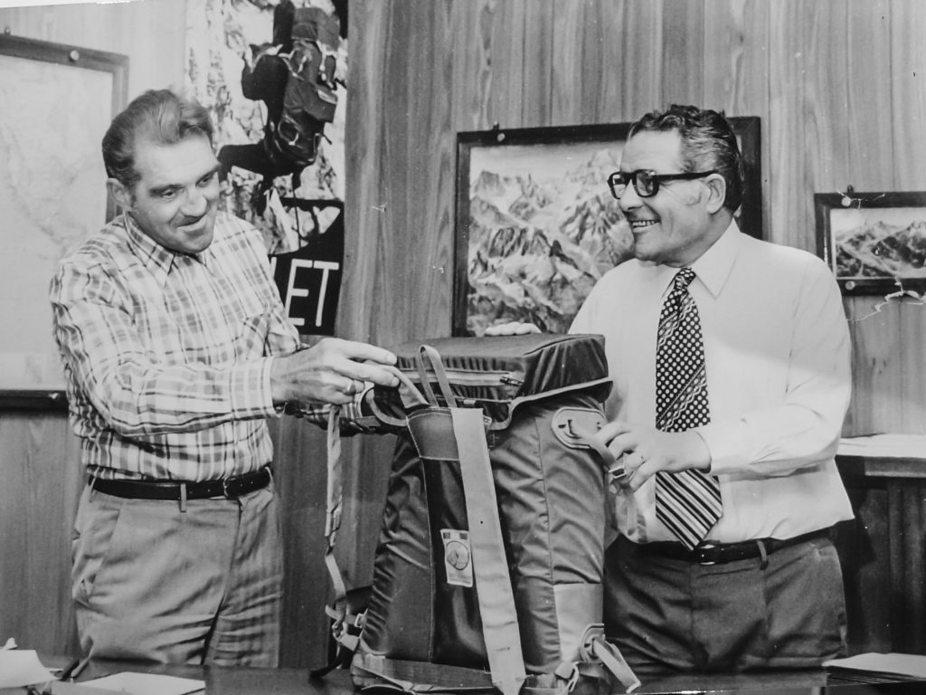 Raymond et René Millet autour du sac Sherpa