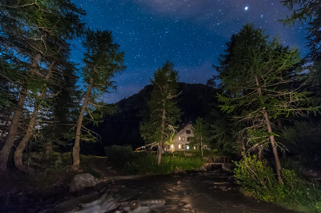 Il rifugio Levi Molinari in notturna. Foto Francesco Meneguzzo