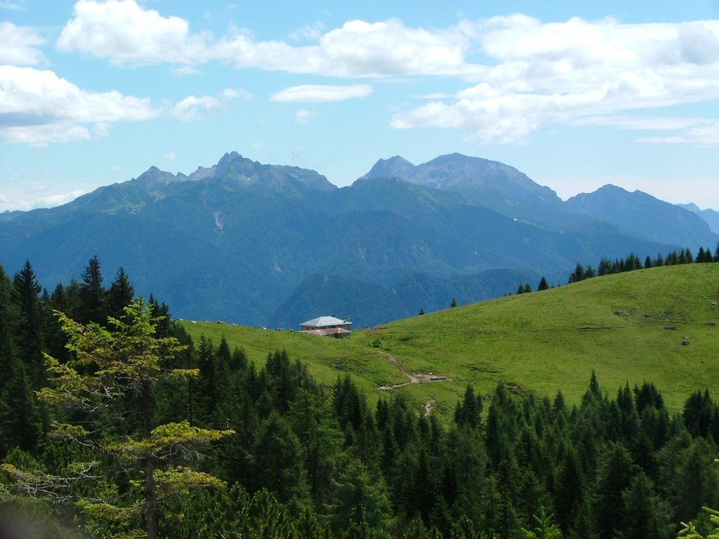 Rifugio Bajon - Foto Wikimedia Commons @Kufoleto