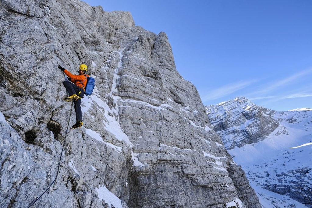 Steve House in arrampicata in Slovenia. Foto Marko Prezelj