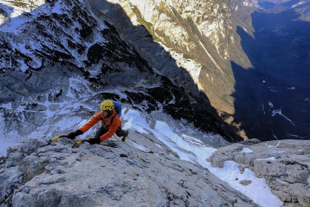 Steve House in arrampicata in Slovenia. Foto Marko Prezelj