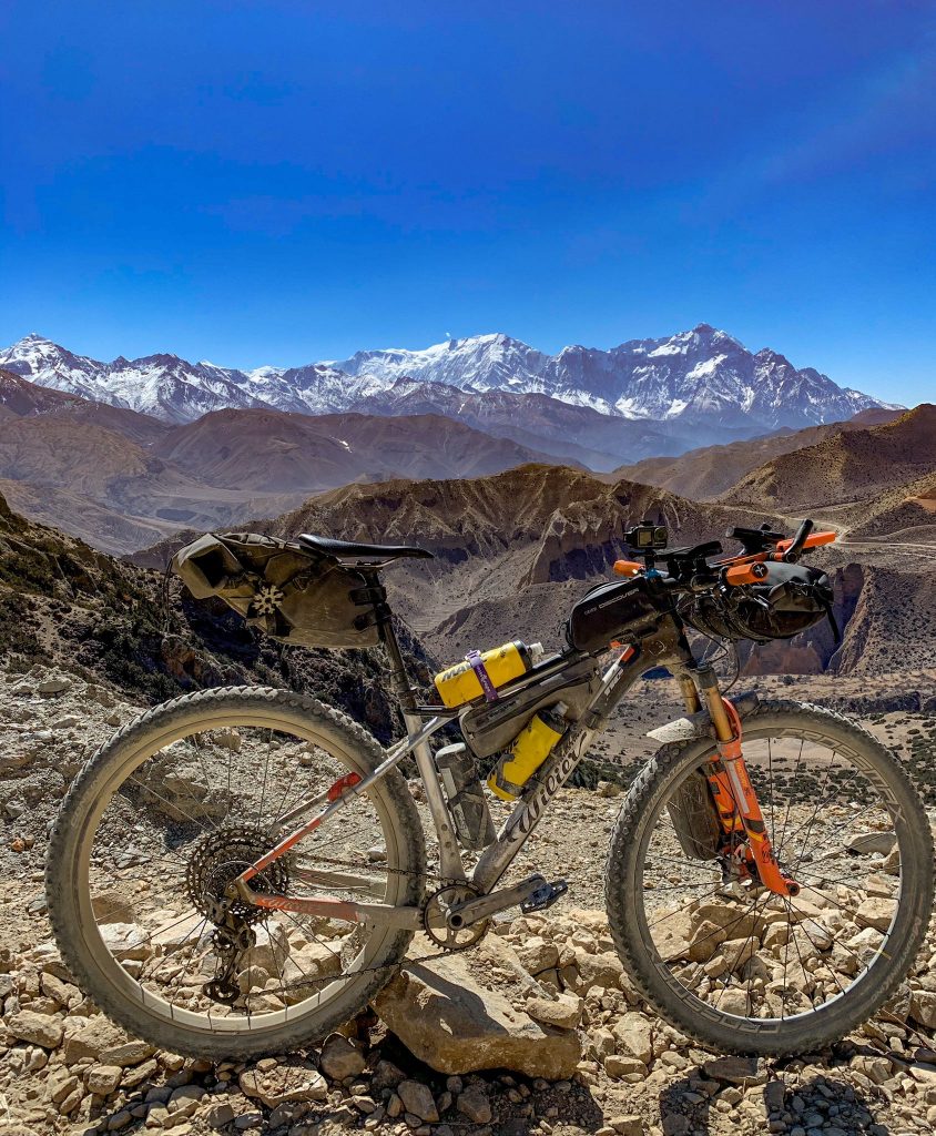 Per affrontare i sentieri Omar ha scelto una mountain bike. Foto archivio Omar Di Felice