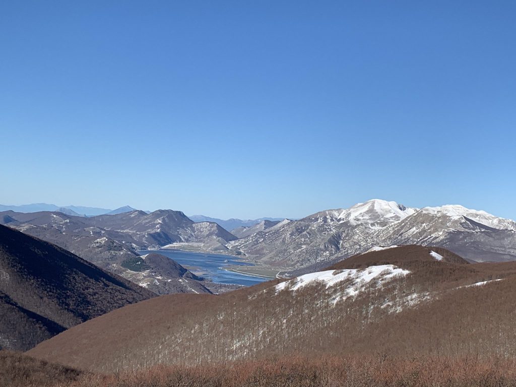 Matese con il lago del Matese lato campano visti da M. Mutria - Foto Paolo D