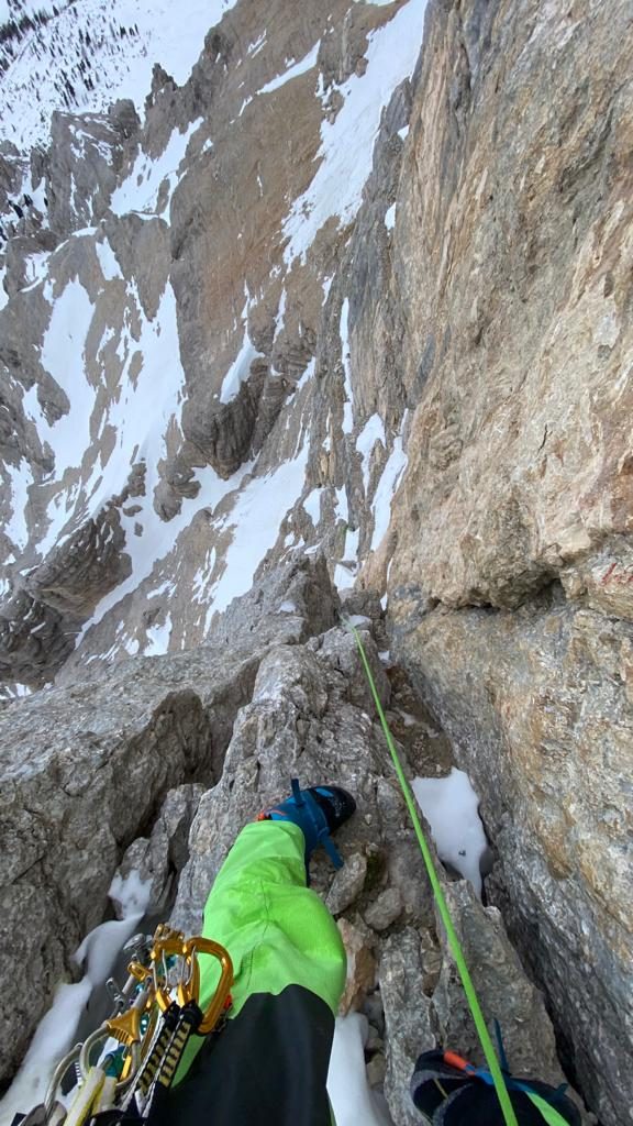 Simon in salita sui primi tiri della via Grande Muro. Foto archivio Simon Gietl