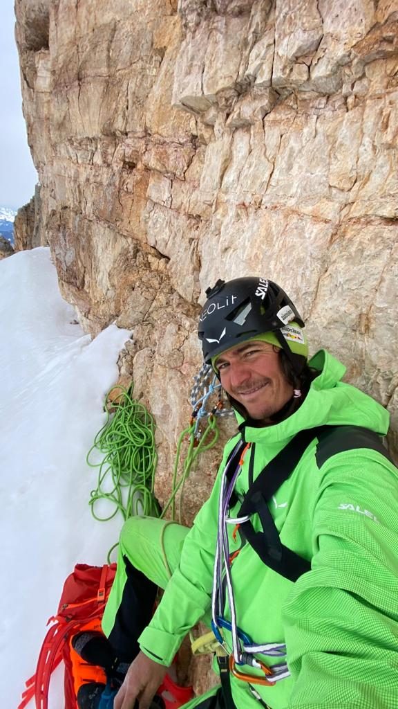 Simon in salita sui primi tiri della via Grande Muro. Foto archivio Simon Gietl