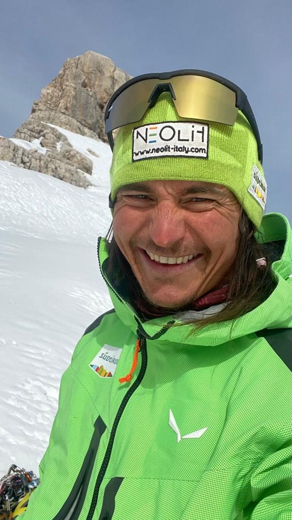 Simon in salita sui primi tiri della via Grande Muro. Foto archivio Simon Gietl