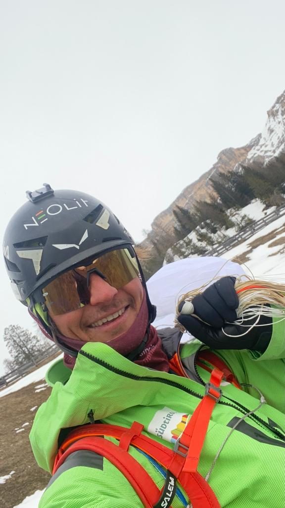 Simon una volta atterrato. Foto archivio Simon Gietl