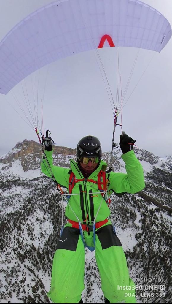 Simon in volo dal Sass dla Crusc. Foto archivio Simon Gietl