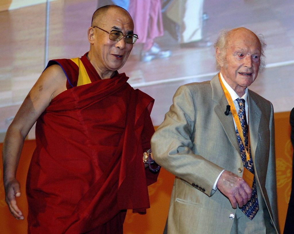 Heinrich Harrer con il Dalai Lama. Foto @ ANSA