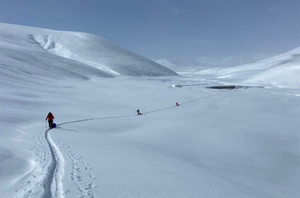 Durante la traversata dell'altopiano del Deosai. Foto Pakistan Mountain News