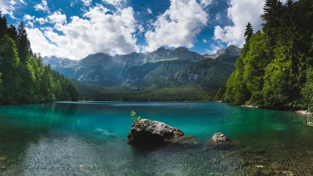 Lago di Tovel. Foto Unsplash @Salmen Bejaoui 