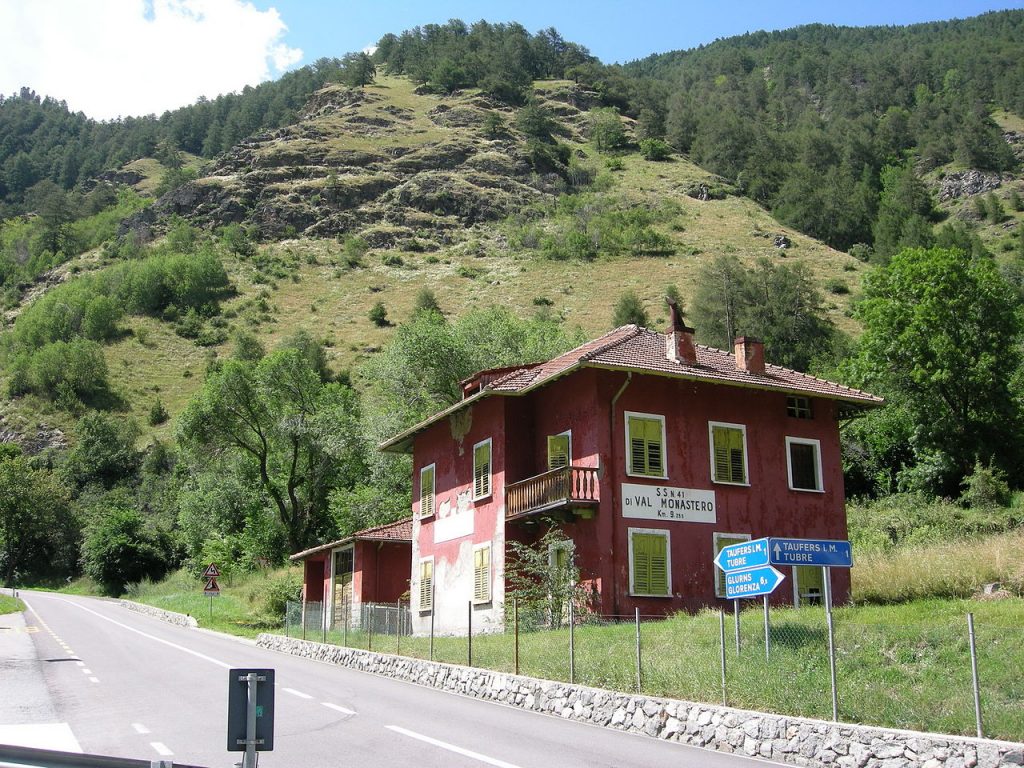 Casa cantoniera sulla SS41 della Val Monastero. Località Rivaira, Tubre, provincia di Bolzano - Foto Wikimedia Commons @mstefano80