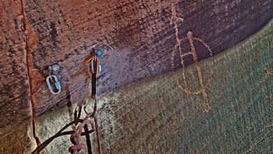 Photo of Climber chioda tre vie e danneggia antiche incisioni rupestri nello Utah