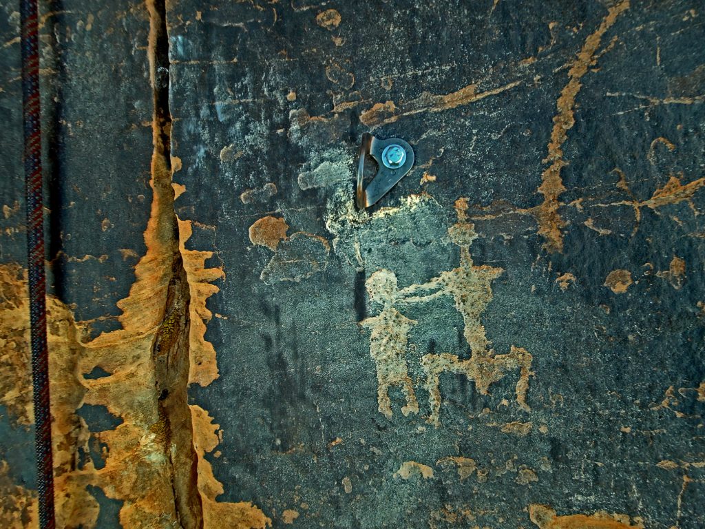 Danni ai petroglifi - Foto FB Stewart M. Green Ph. Darrin Reay