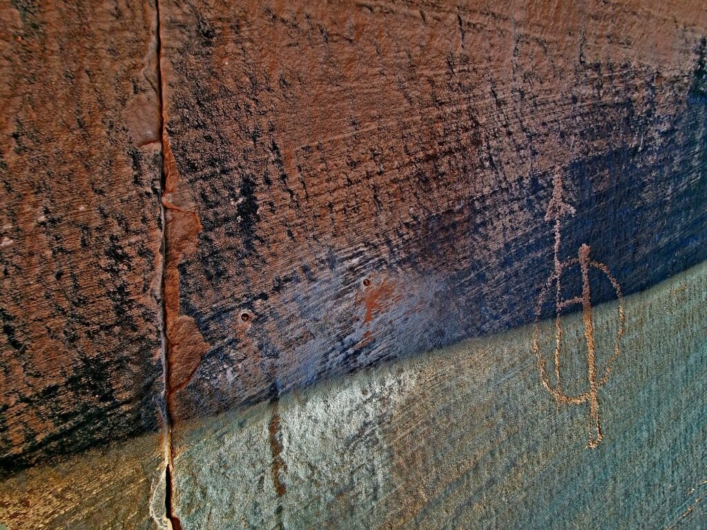 Chiodi e petroglifi - Foto FB Stewart M. Green Ph. Darrin Reay