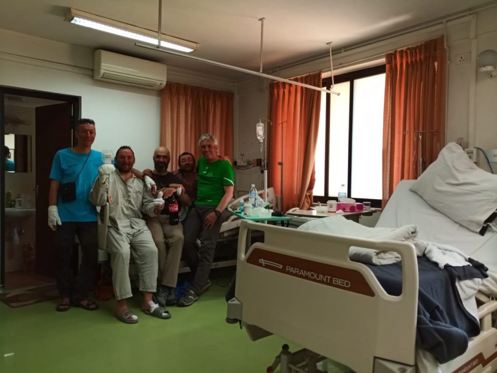 I tre russi in ospedale a Katmandu. Foto @ Russian Climb