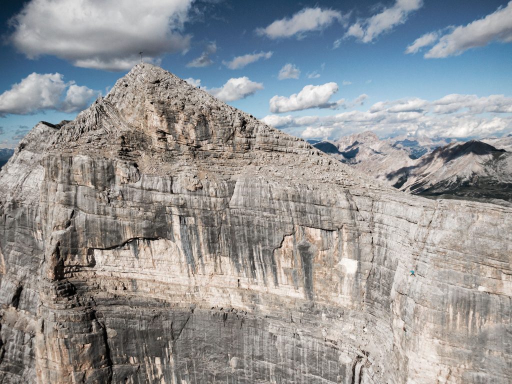 La parete ovest del Sas
dla Crusc, che culmina
nel Ciaval (Monte Cavallo, 2907 m). La cordata in parete è quella di Simon Messner
e Philipp Prünster, impegnati nell’apertura di un nuovo itinerario: Sinnfresser (VIII grado). Foto @ Matteo Mocellini/StorytellerLAbs - Archivio Salewa