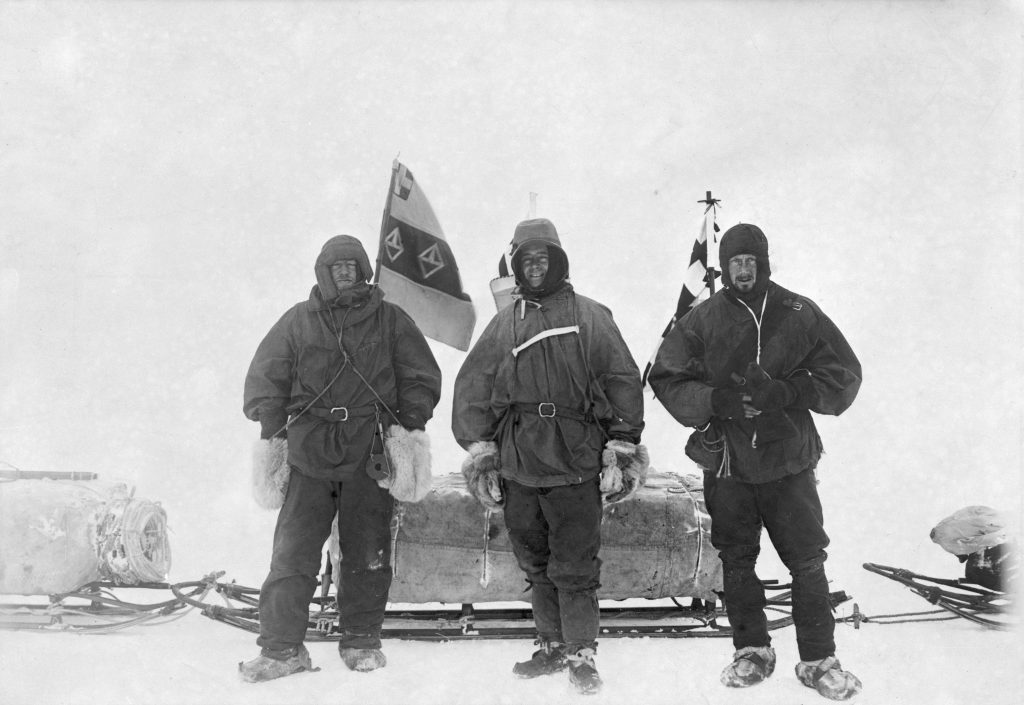 Ernest Henry Shackleton, Captain Robert Falcon Scott e Dr. Edward Adrian Wilson durante la British National Antarctic Expedition (Discovery-Expedition), 2 Nov 1902. Foto @ National Library of New Zealand