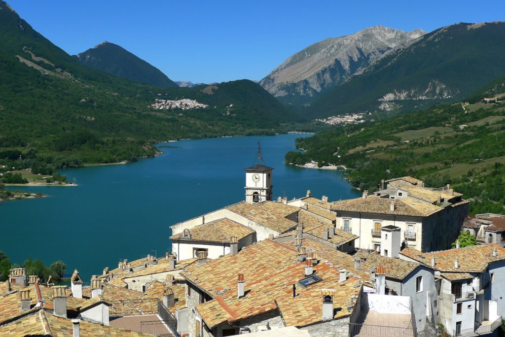 Barrea e il suo lago - Foto Stefano Ardito