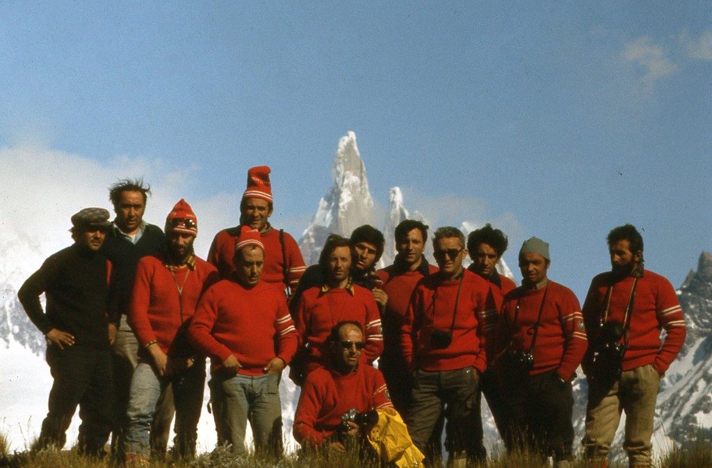 Sono le 17.45 del 13 gennaio 1974 quando due cordate formate da Mario Conti e Casimiro Ferrari, la prima, e da Daniele Chiappa e Pino Negri, la seconda, giungono in vetta al Cerro Torre. Sono i membri di una ben più numerosa spedizione organizzata dai Ragni della Grignetta. Per saperne di più: <a href='https://www.montagna.tv' target='_blank' rel='noopener noreferrer'> https://www.montagna.tv/174272/cerro-torre/<a> Nella foto la spedizione dei Ragni al Cerro Torre nel 1974. Foto archivio Gruppo Ragni della Grignetta