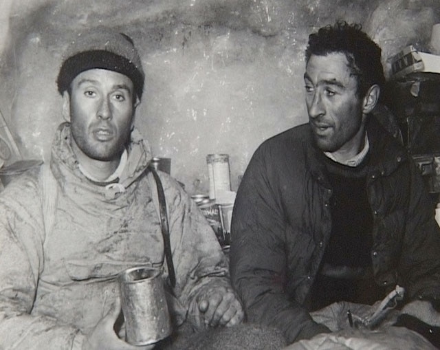 Il Fitz Roy è stato scalato per la prima volta dall'alpinista francese Lionel Terray accompagnato da Guido Magnone nel 1952, nella spedizione morì Jacques Poincenot.
Per saperne di più di Lionel Terray: <a href='https://www.montagna.tv' target='_blank' rel="noopener noreferrer"> https://www.montagna.tv/158200/lionel-terray/</a>
Nella foto storica Terray e Magnone.