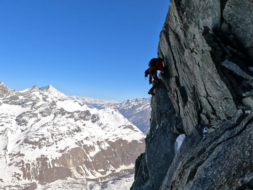 Matteo Della Bordella in azione sulla via Bonatti al Cervino. Foto François Cazzanelli 