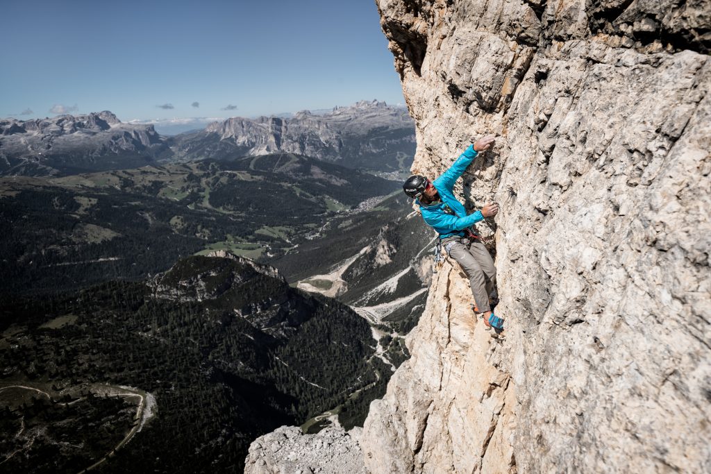 Simon Gietl affronta gli strapiombi della sua via Can you hear me?, aperta nel 2018 in solitaria sulla Sudovest della Cima Scotoni. La parete è larga 800 metri e alta 600m. Foto @ Matteo Mocellin/Storyteller-Labs - Archivio Salewa