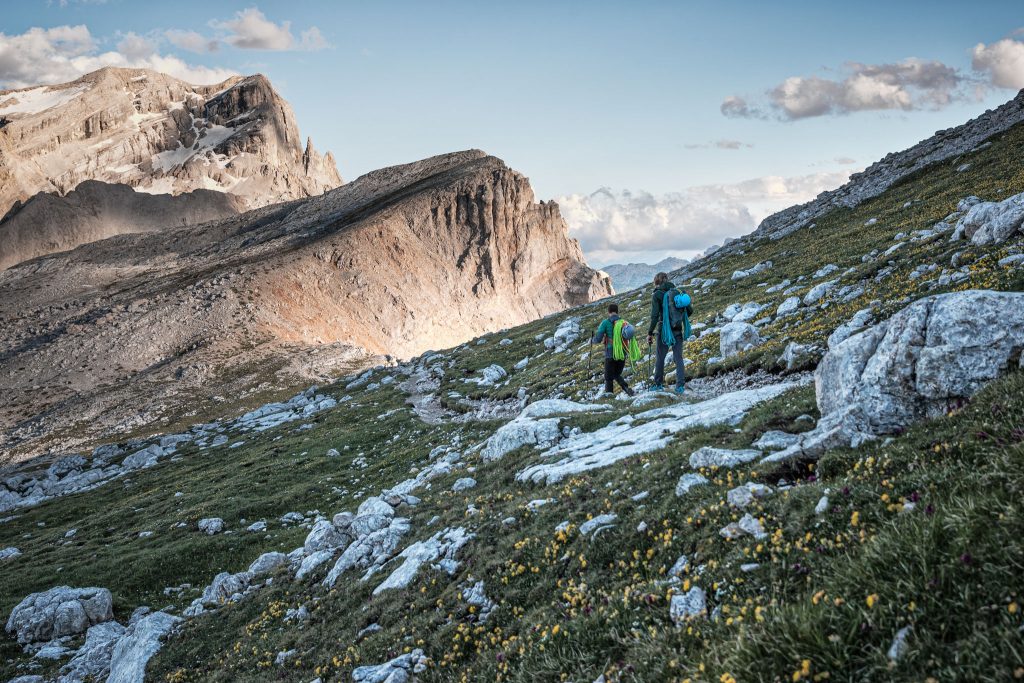 Dal rifugio Santa Coce il sentiero attrezzato n° 7 porta alle cime (L’Ciaval e Sas dales Diesc) del Sas dla Crusc. È anche il percorso di rientro per gli alpinisti che sbucano dalle vie sulla parete (nell’immagine, verso la Forcela de Medesc; sullo sfondo il Piz d’Lavarela). Foto @ Matteo Mocellini/StorytellerLAbs - Archivio Salewa