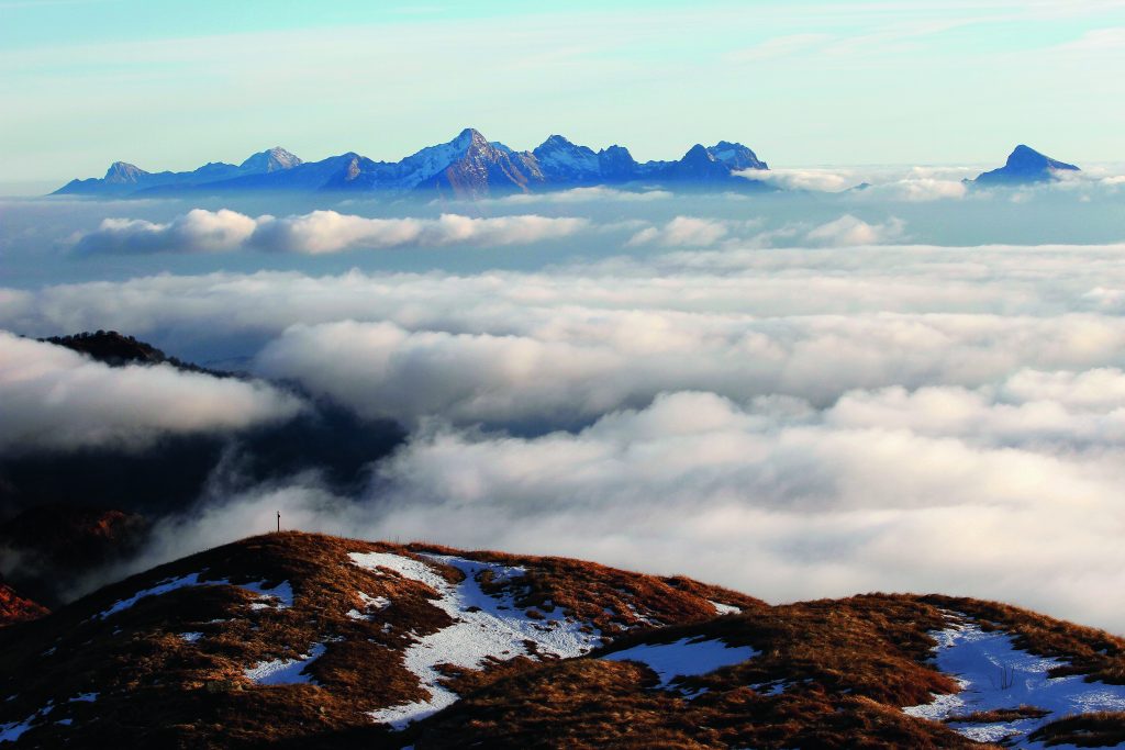 Autunno sul Monte Matto. Le Alpi Apuane emergono dalle nuvole. Foto Andrea Greci