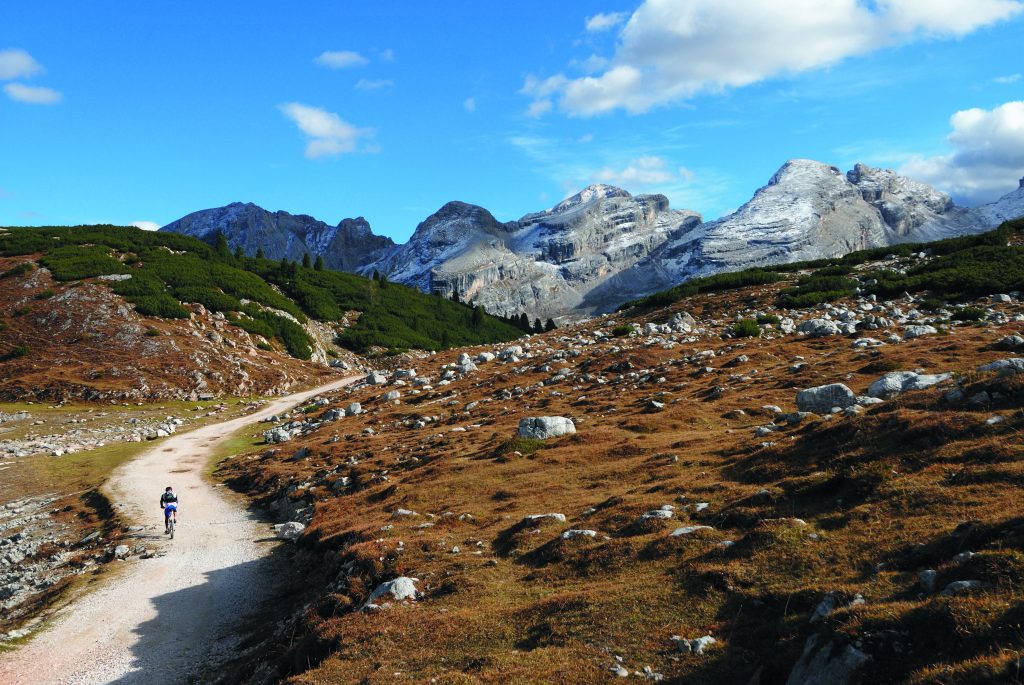 Mountain bike, bici da strada, e-bike, gravel bike (letteralmente bici da ghiaia, ovvero ideale su fondi ghiaiosi
e strade sterrate). Qualunque sia il mezzo prescelto, per gli amanti
delle due ruote la Val Badia è un vero paradiso. Foto @ Umberto Isman
