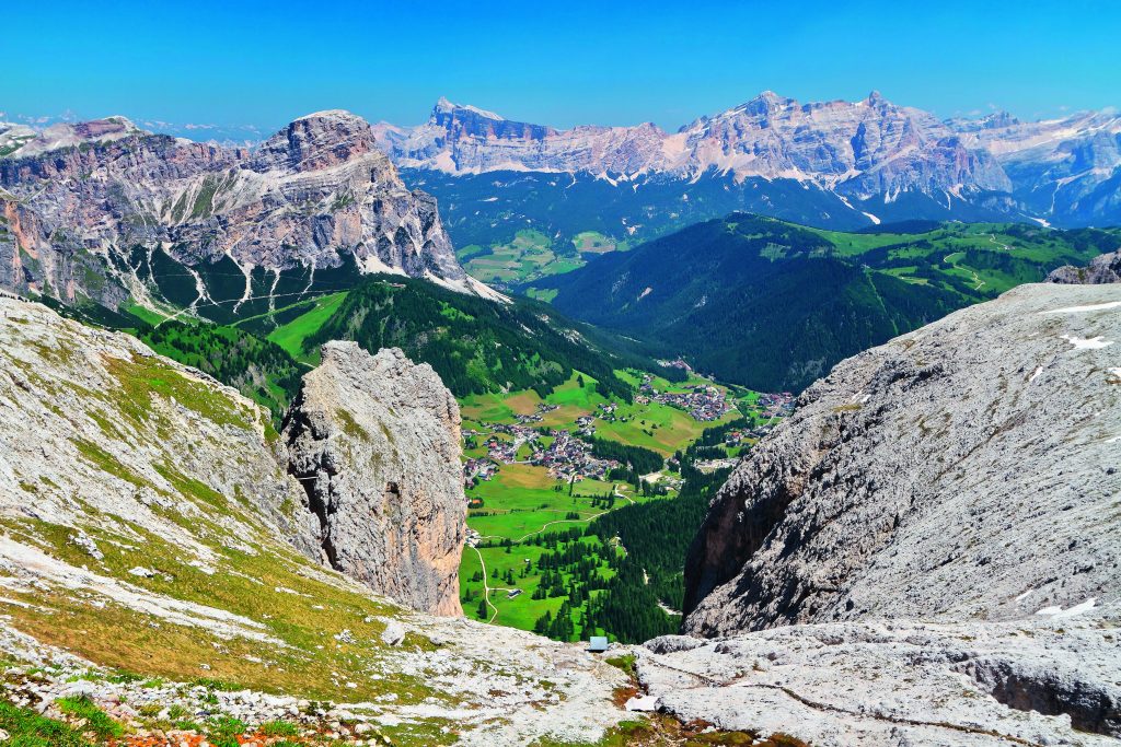 Ampia, solare, ricca di diramazioni e valli laterali, compresa tra due parchi naturali (Puez-Odle e Fanes-Senes-Braies)
e abbracciata dalle vette più scenografiche delle Dolomiti (Sas dla Crusc,
Piz dles Conturines, Pütia, Sassongher, Piz Boè), la Val Badia si allunga da sud a nord, seguendo il corso del rio Gadera (in ladino La Gran Ega, ovvero la grande acqua). Foto @ iStock/Getty