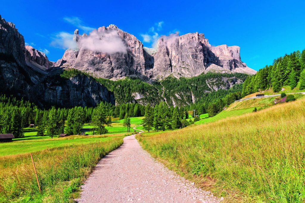 Visto dalla strada che da Colfosco sale al Passo Gardena, il versante settentrionale del Gruppo del Sella appare in tutta la sua maestosità. Foto @ Alamy
