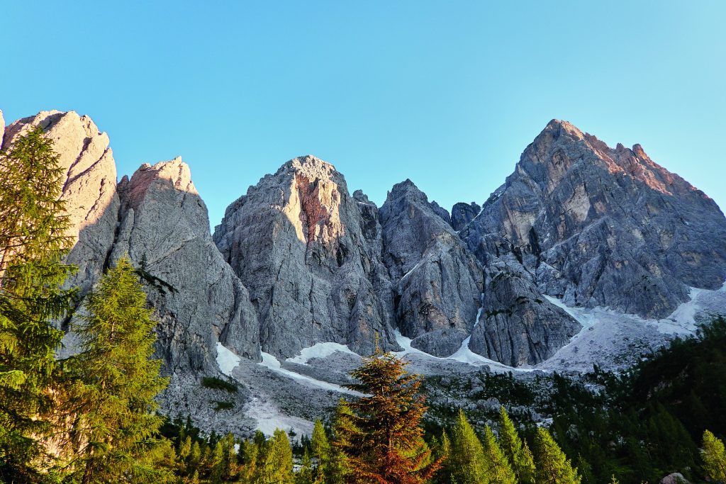 L’imponente circo roccioso del Nabois Grande (2313 m), visto dal rifugio Pellarini - Foto Anna Sustersic