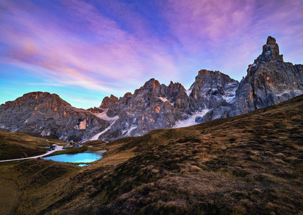 La sagoma inconfondibile del Cimon della Pala (3184 m; sulla destra) sovrasta i pascoli di Passo Rolle (1980 m), tra il Primiero e la Val di Fiemme