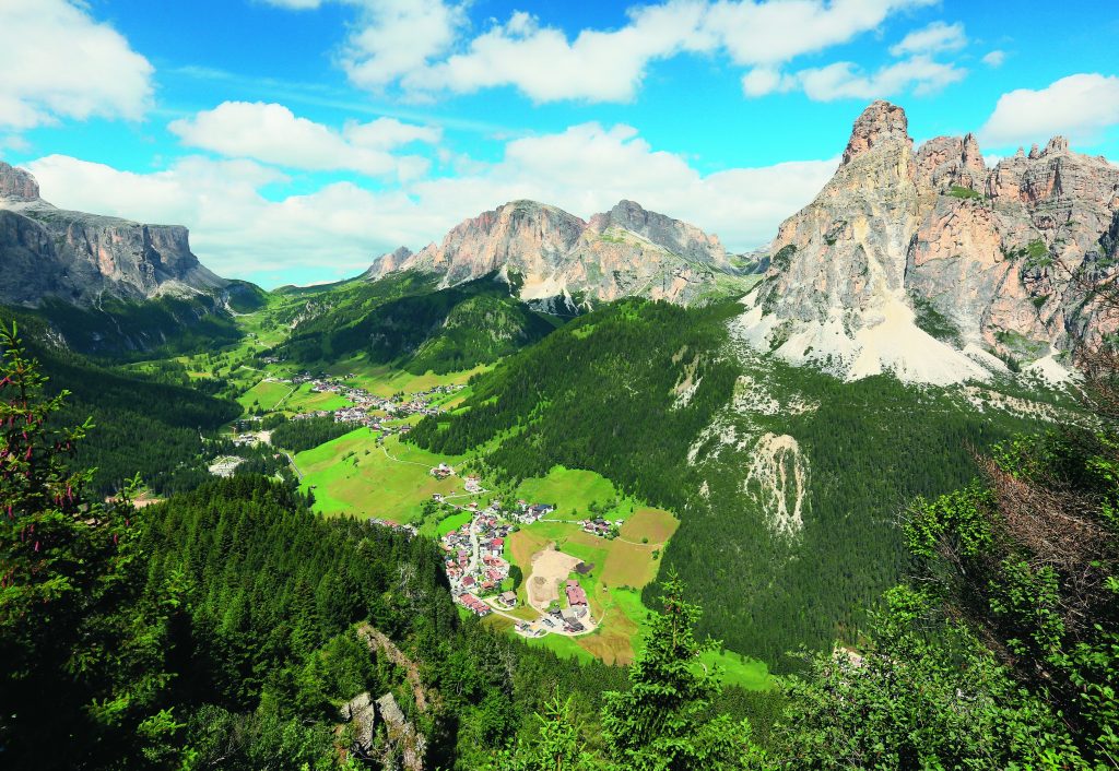 Dall’alto dei suoi 2665 metri, il Sassongher incombe sui paesi di Corvara e Colfosco. Foto @ iStock/Getty