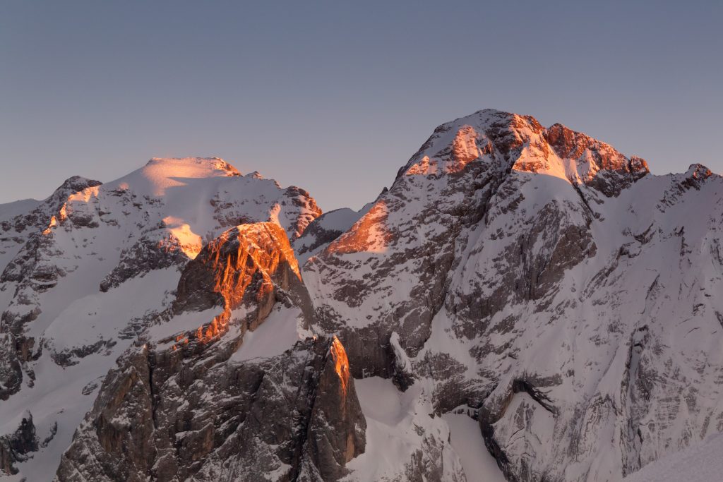 Marmolada al tramonto: da sinistra Punta Penia, la cima più elevata, e il Gran Vernel.
