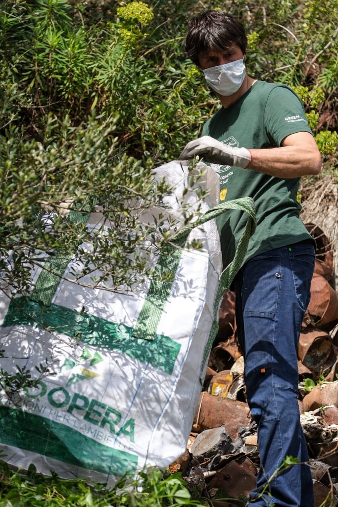 Pulizia alla falesia di Buccheri. Foto Riky Piana