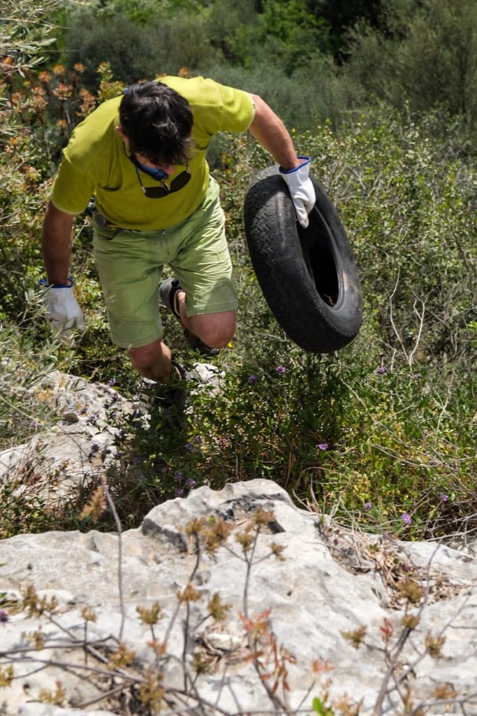 Pulizia alla falesia di Buccheri. Foto Riky Piana