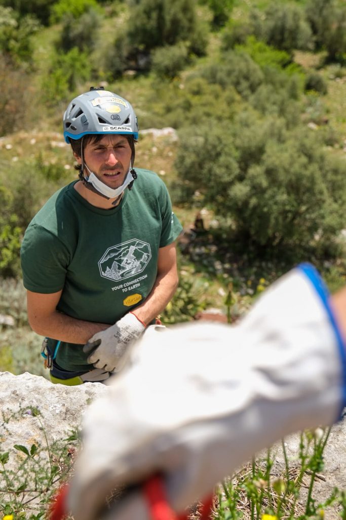 Pulizia alla falesia di Buccheri. Foto Riky Piana