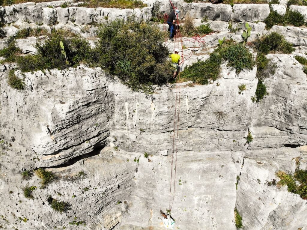 Pulizia alla falesia di Buccheri. Foto Riky Piana