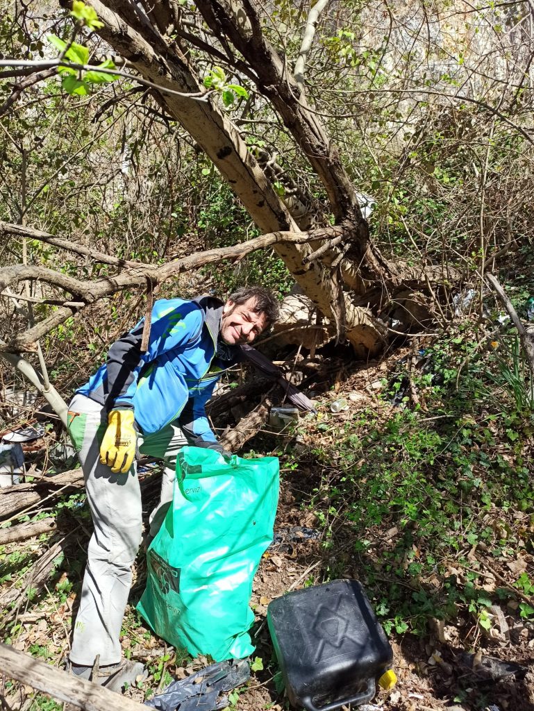 Massimo Faletti impegnato nella pulizia di una falesia in Trentino. Foto archivio Matteo Della Bordella