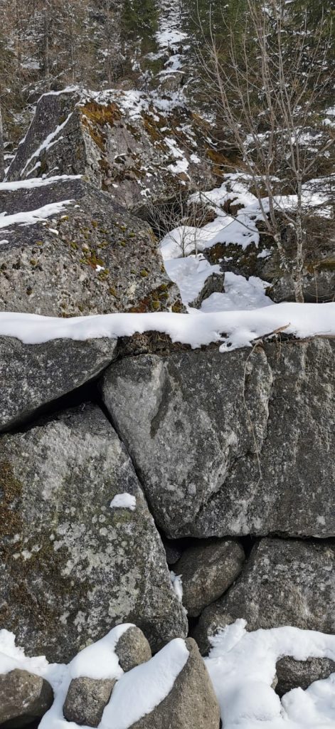 Il muro realizzato in Val di Mello.  Foto Luca Schiera