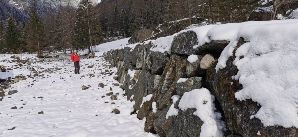 Il muro realizzato in Val di Mello.  Foto Luca Schiera