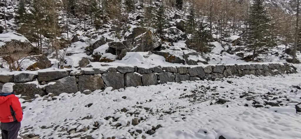 Il muro realizzato in Val di Mello.  Foto Luca Schiera