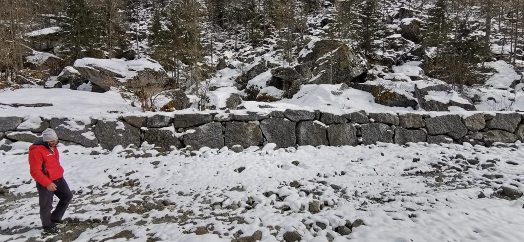 Il muro realizzato in Val di Mello.  Foto Luca Schiera